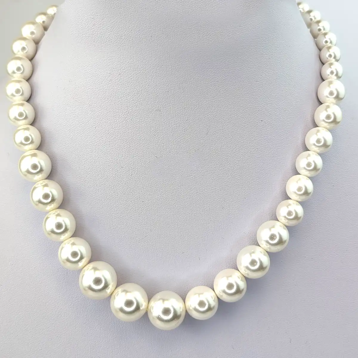 Graduated Shell Pearl Necklace - Image 7