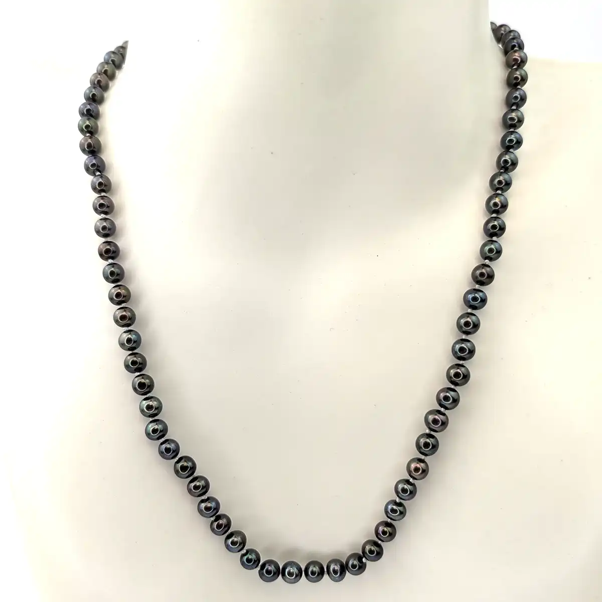 Round 5.5mm Pearl Necklace With Magnetic Clasp - Image 6