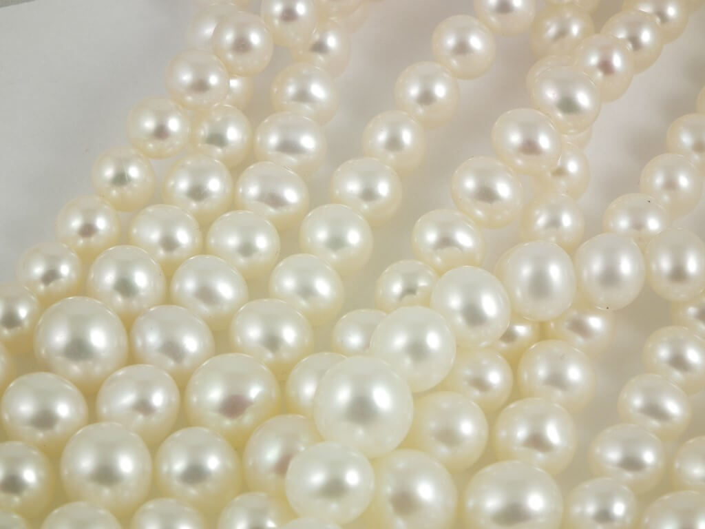 Graduated AA Freshwater Semi-round Pearls 4-8mm - White - Image 3