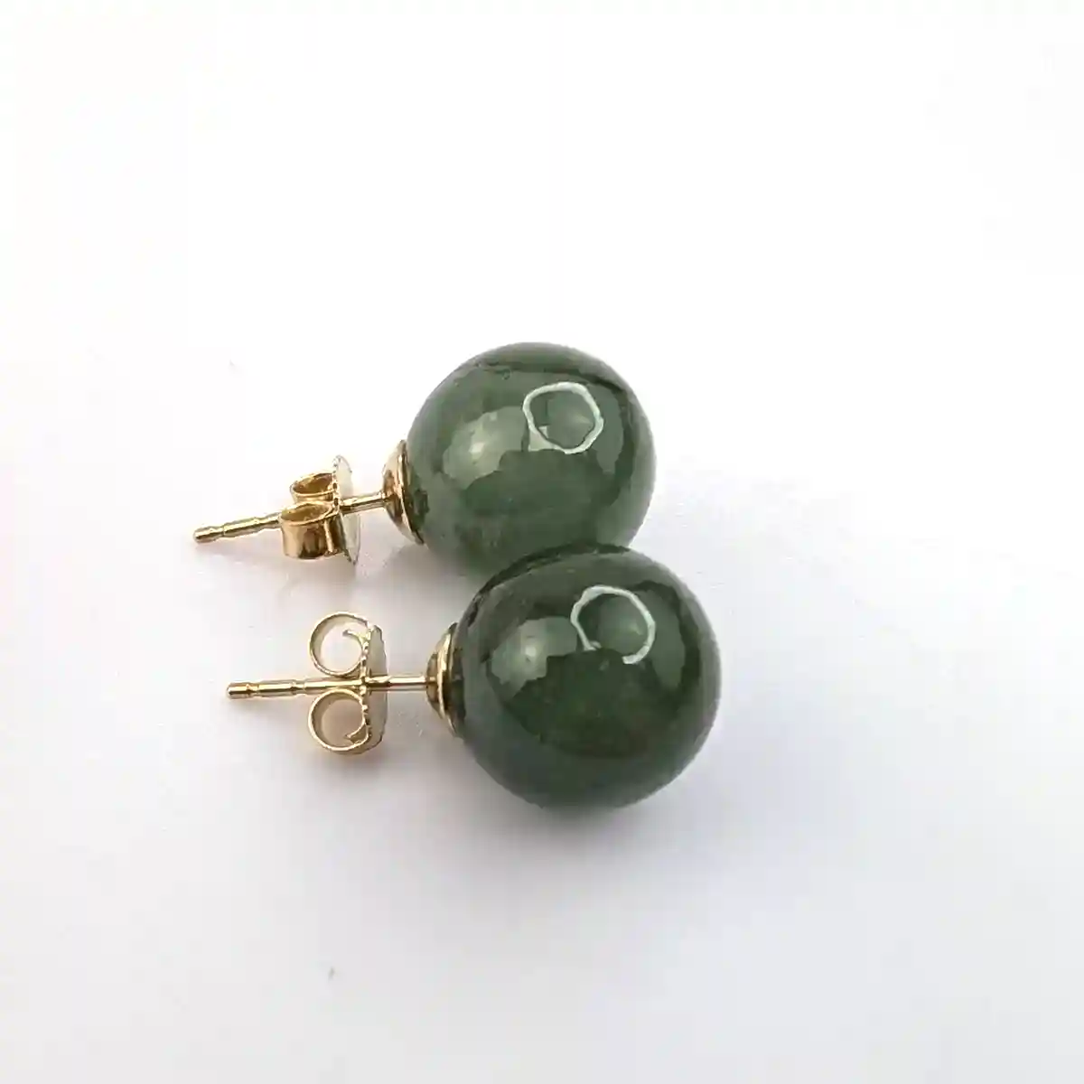 Natural green jade studs on 9k gold - Image 3